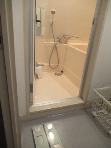 ふわっとやわらかな踏み心地の床は浴室一歩目から安心感　中野区S様邸